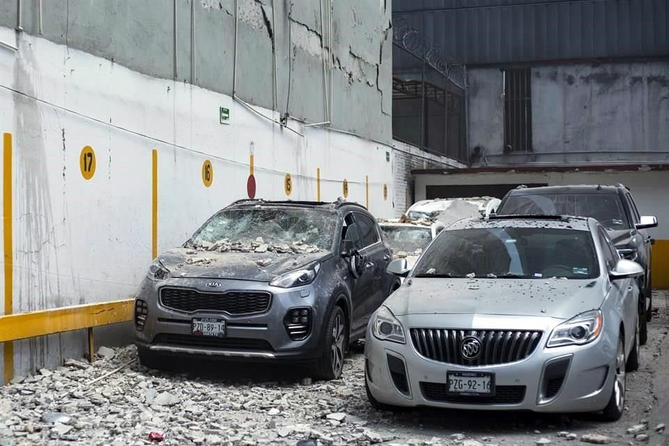 A un costado de la Secretaría de Cultura, varios vehículos estacionados resultaron con daños al ser golpeados por cascajo de edificios.