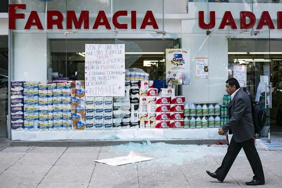 Los aparadores de diversos negocios resultaron con daños.