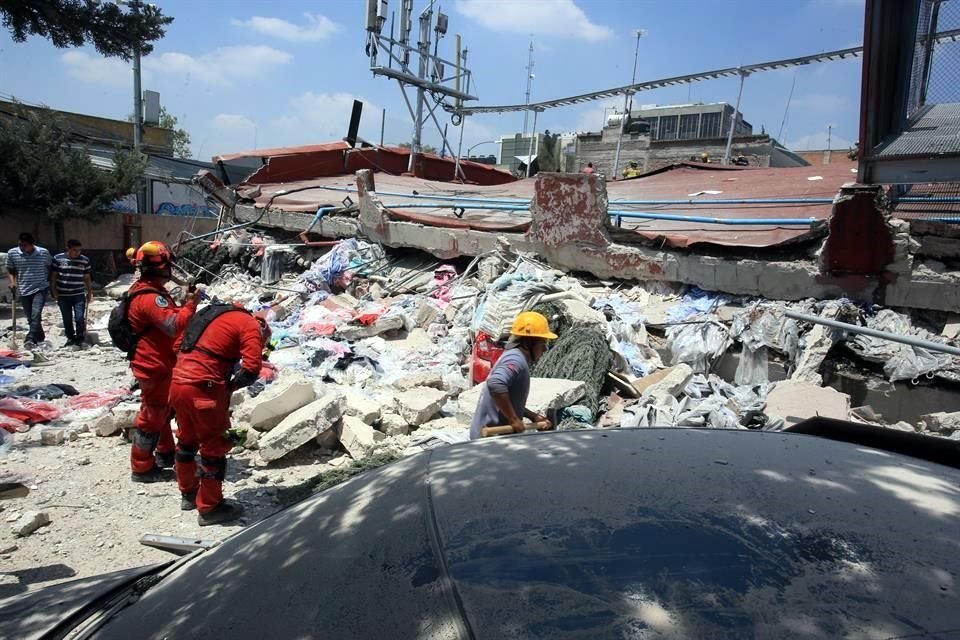 Rescatistas laboran en un edificio derrumbado en el cruce de Chimalpopoca y Bolívar, en la Colonia Obrera.