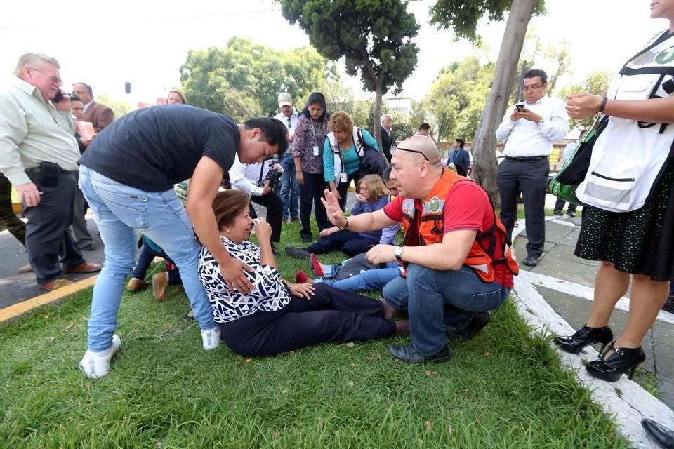 Personas que se pusieron a salvo en la vía pública fueron atendidas por crisis de histeria.