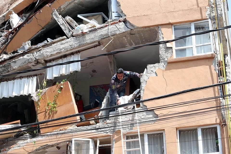 Edificio en el cruce de Yacatas y Concepción Beistegui, en la Colonia Del Valle.