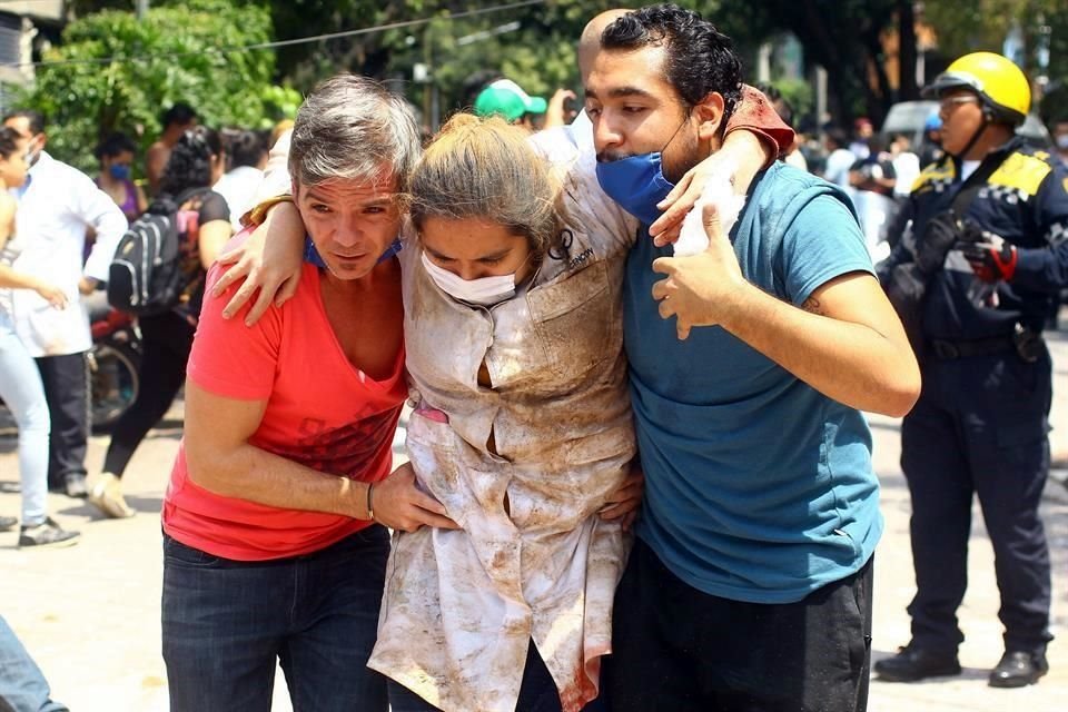 Desde el primer momento, ciudadanos apoyaron a los afectados.