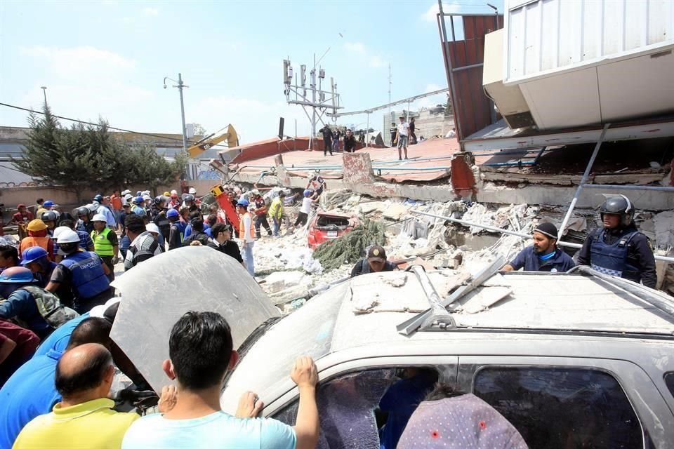 El sismo dañó edificios, infraestructura y automóviles. 