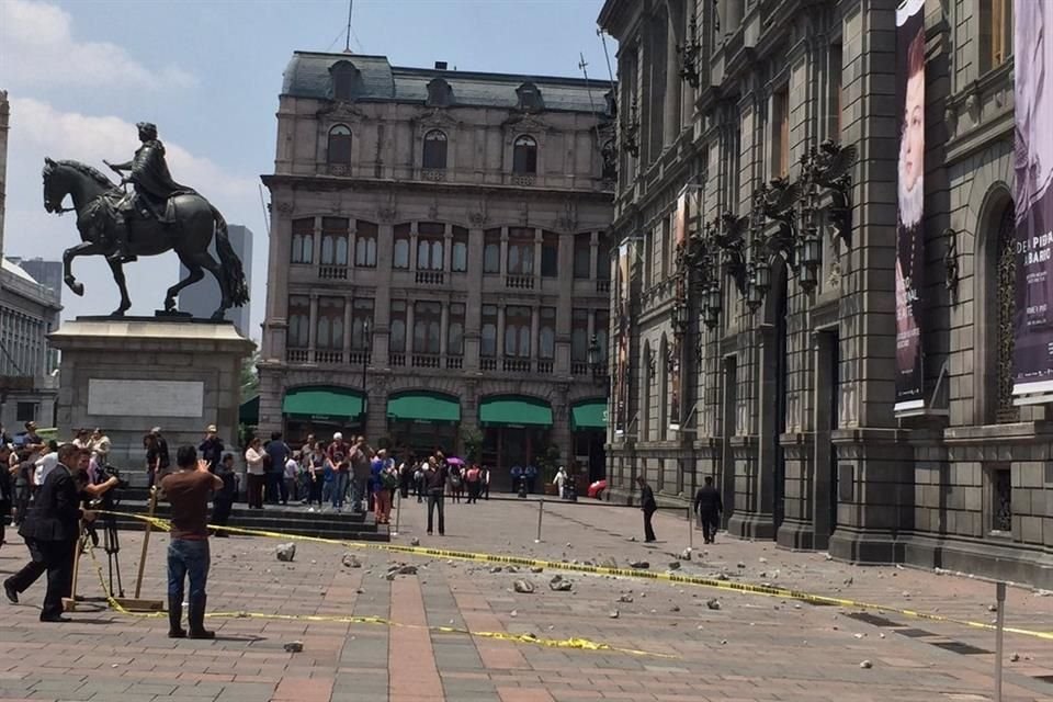 La Plaza Manuel Tolsá, afuera del Museo Nacional de Arte, se encuentra acordonada.