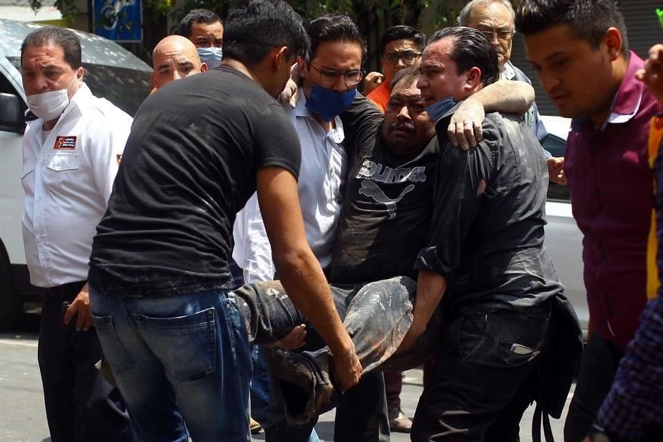 Un hombre que resultó con lesiones es auxiliado.