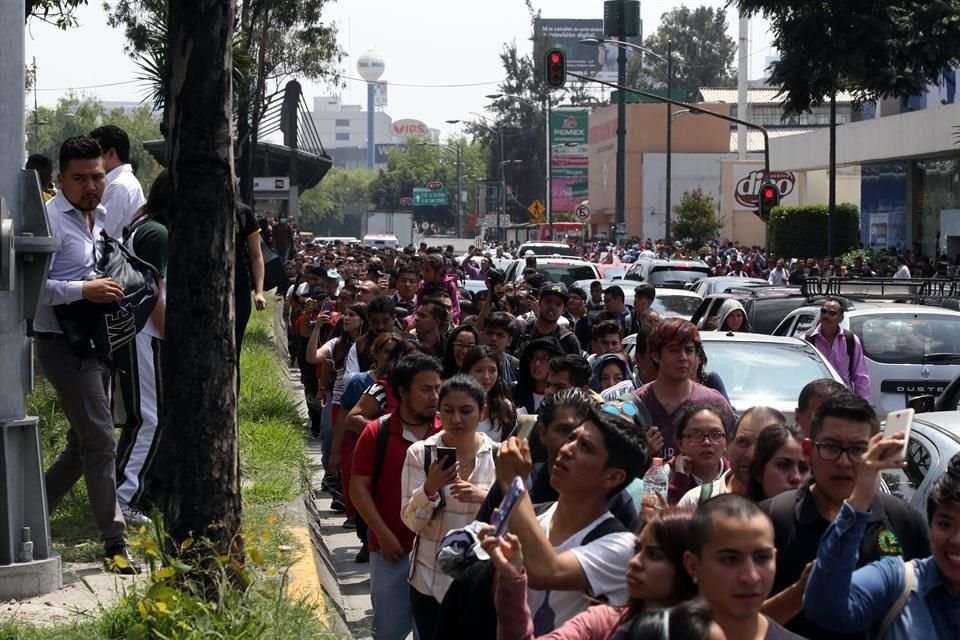 Ciudadanos caminan por la Avenida Insurgentes tras el sismo.