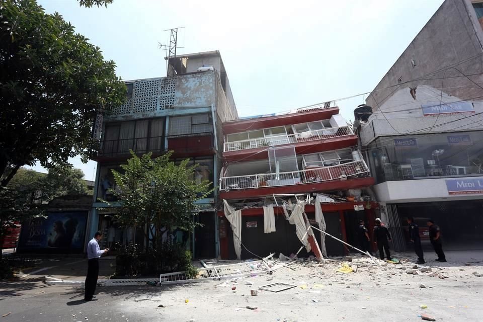 Los vecinos alcanzaron a ponerse a salvo antes del colapso del edificio.