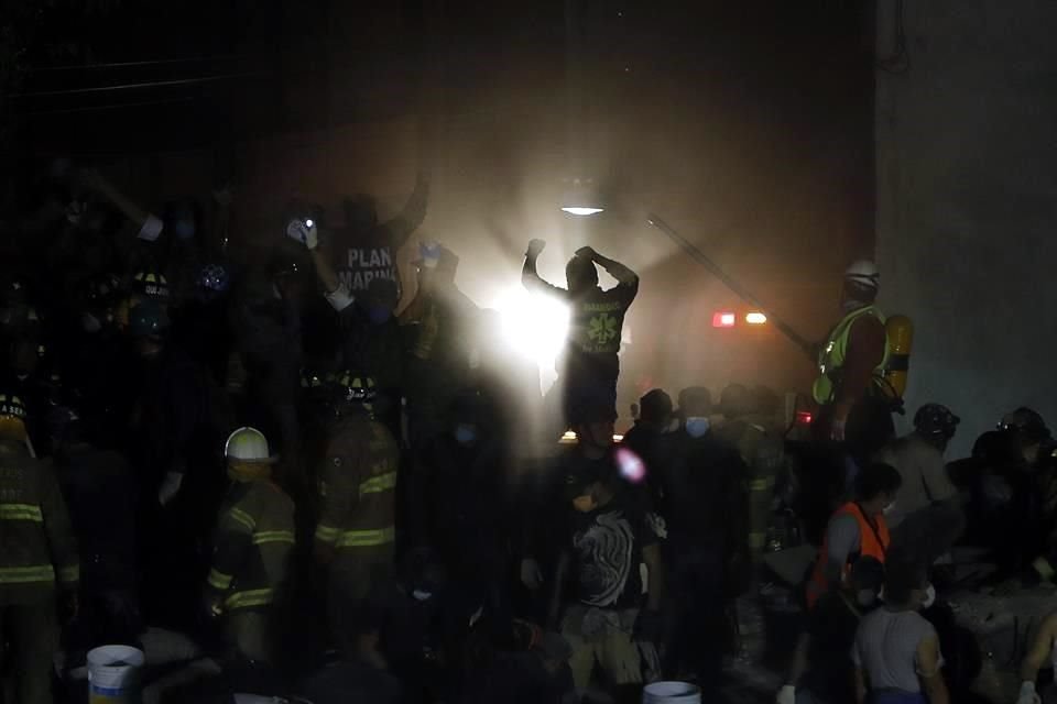 Durante la noche continúan las labores de rescate.