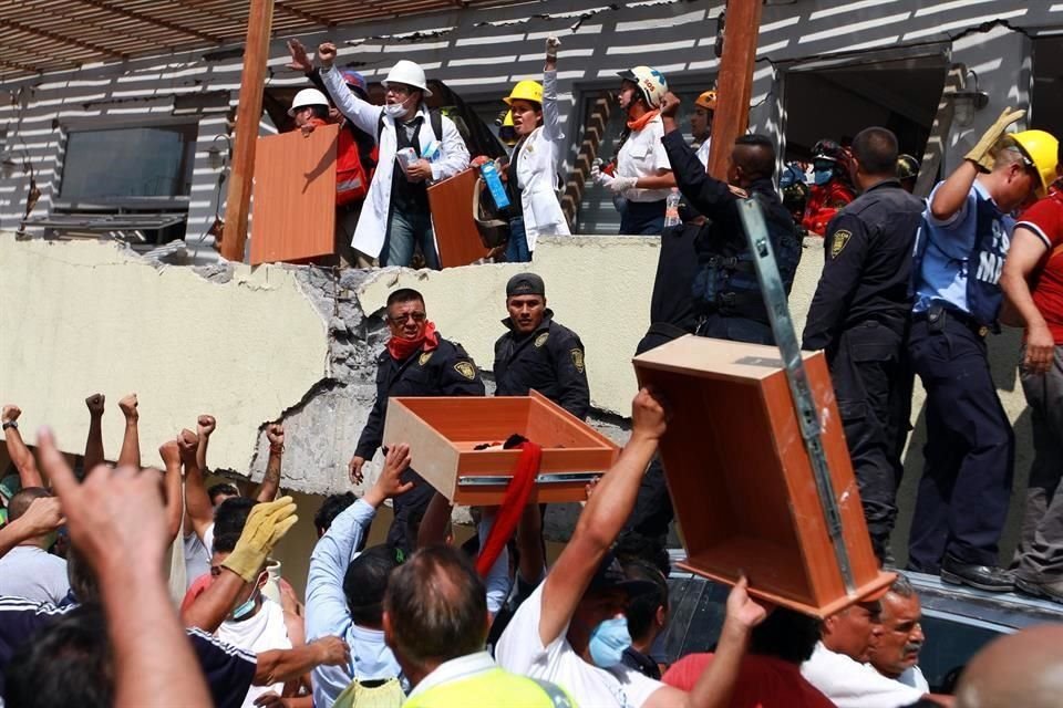 Rescatistas y voluntarios buscan víctimas en el Colegio Enrique C. Rébsamen.