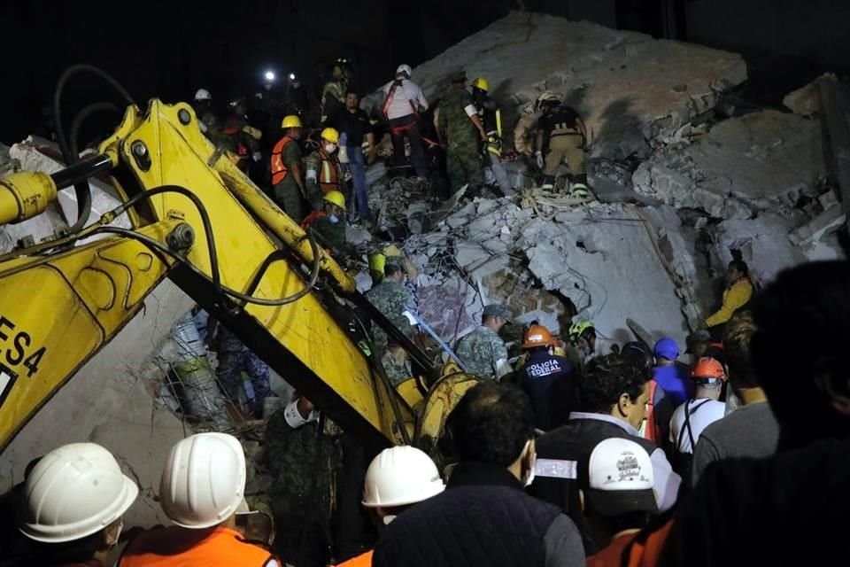 Con ayuda de maquinaria continúa la remoción de escombros en la CDMX.
