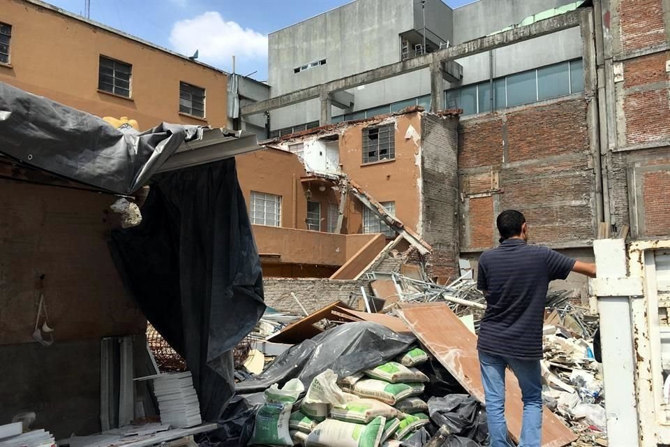 Tras el sismo abundan edificios con cuarteaduras, fracturas, fachadas colapsadas y vidrios rotos.