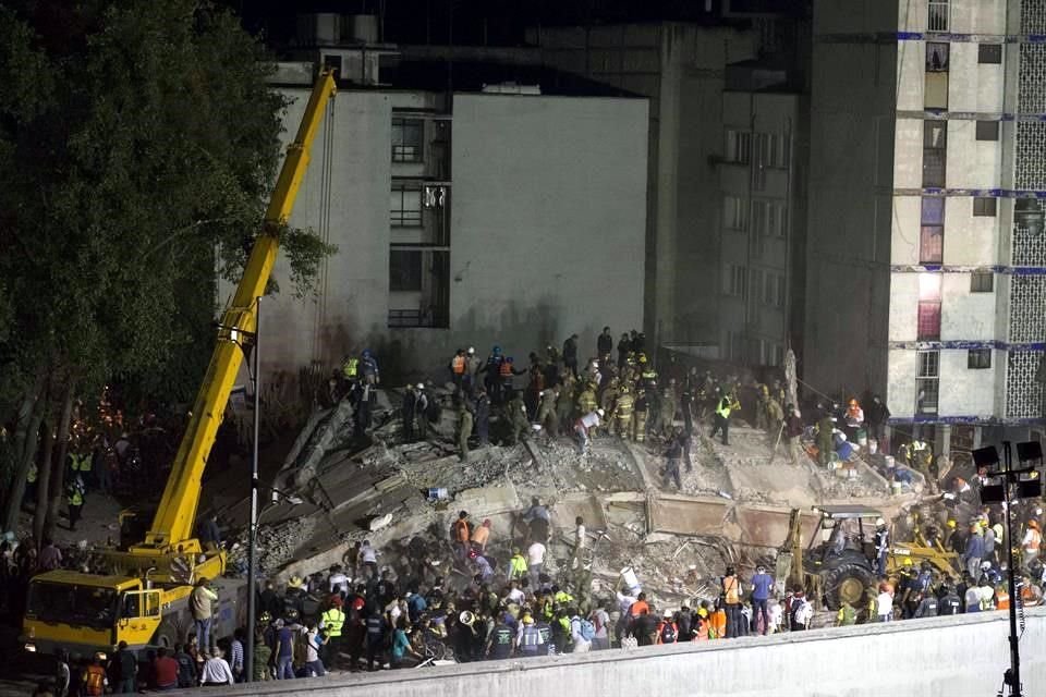 Por la noche las labores continúan con ayuda de maquinaria.