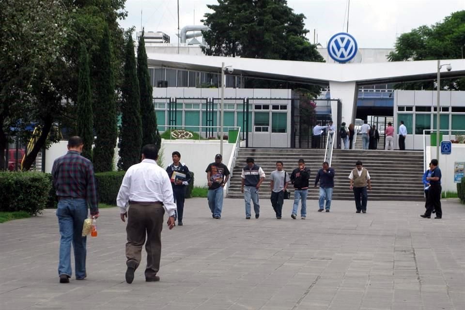 Volkswagen dijo que alrededor de un 45 por ciento de los 11 mil 364 trabajadores y colaboradores de la compañía han sido examinados hasta ahora y casi el 2 por ciento muestra presencia activa del virus, aunque son asintomáticos.