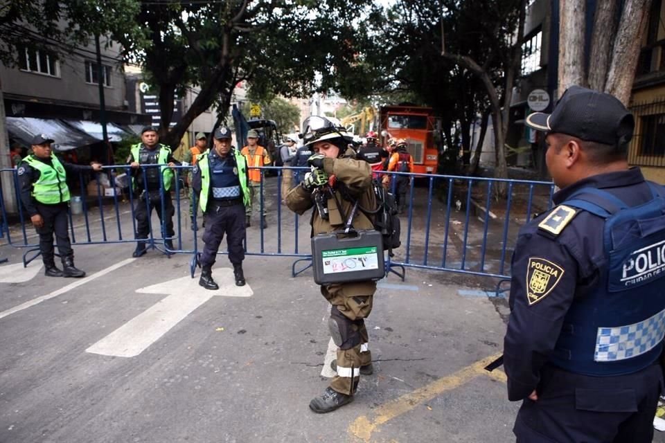 Brigadistas también ingresaron con un equipo de inspección para detectar movimiento o calor a través de una microcámara.