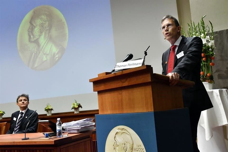 Thomas Perlmann, presidente del Comité del Nobel de Medicina, anuncia a los ganadores.