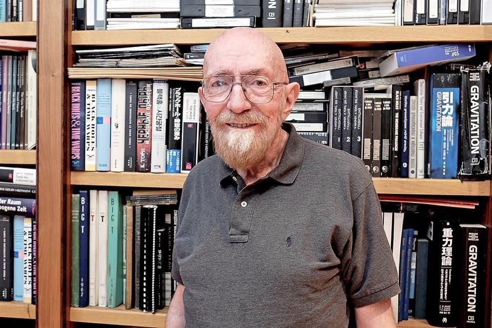 Kip Thorne, de 77 años, tiene un Doctorado por la Universidad de Princeton. Investigador y profesor emérito del Instituto de Tecnología de California, además de escritor y guionista cinematográfico.