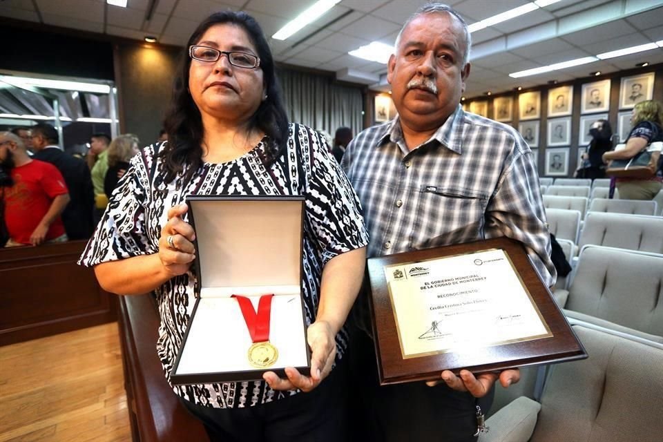 María Josefina Flores Luna y Efrén Solís Valdés, padres de la maestra Cecy, recibieron el reconocimiento.
