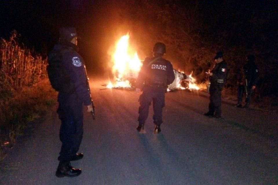 Los cuerpos fueron localizados en un vehículo incendiado a orillas de la carretera federal Chilapa-Tlapa.