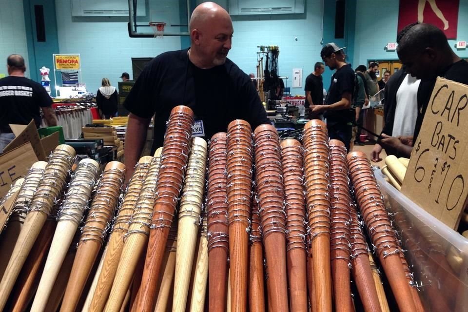 En eventos como el del poblado Freeport, Nueva York, se pueden encontrar bates de beisbol acondicionados con alambre de púas por solo 6 dólares.