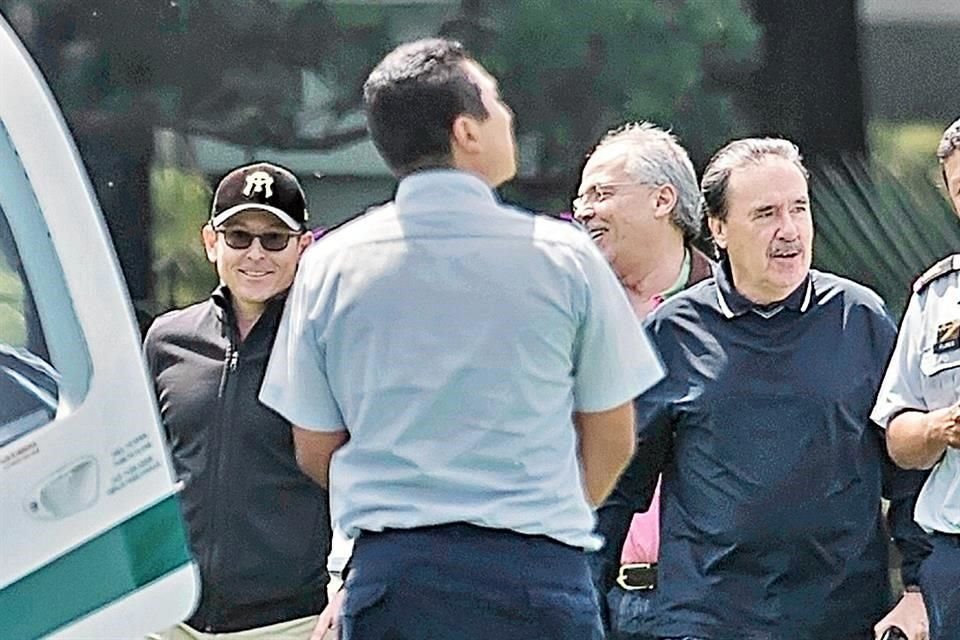Emilio Gamboa, coordinador del PRI en Senado (der.), fue captado el domingo cuando abordaba un helicóptero del EMP acompañado de Francisco D. González, presidente ejecutivo de Grupo Milenio (izq.).