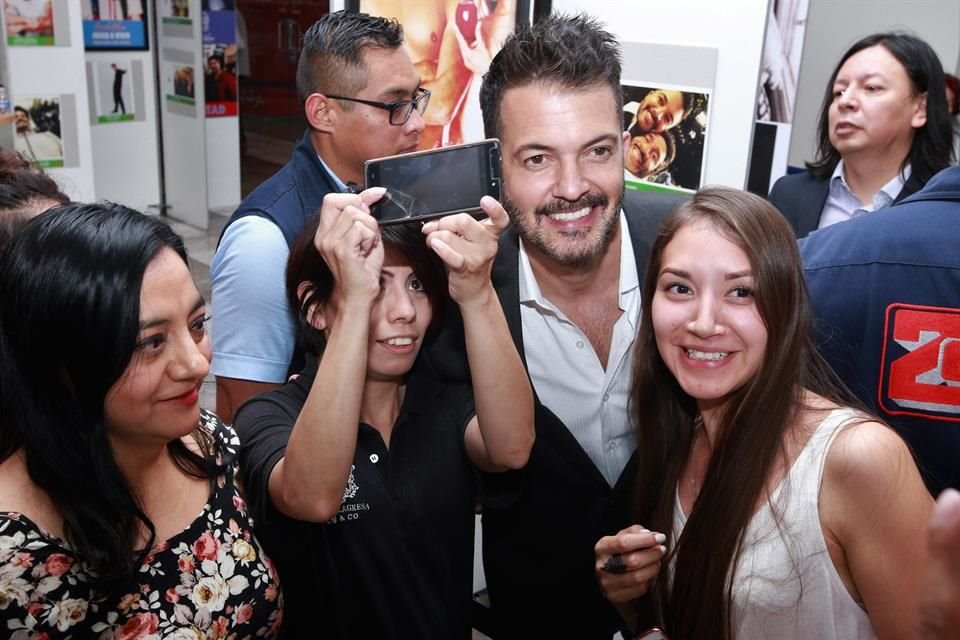 El conductor de programas como 'Venga la Alegría' se tomó selfies con sus fans durante el evento.