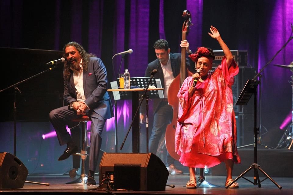 Diego 'El Cigala' y Omara Portuondo llevaron alegría, ritmo y sabor a 3 mil 55 personas en el Metropólitan este miércoles.