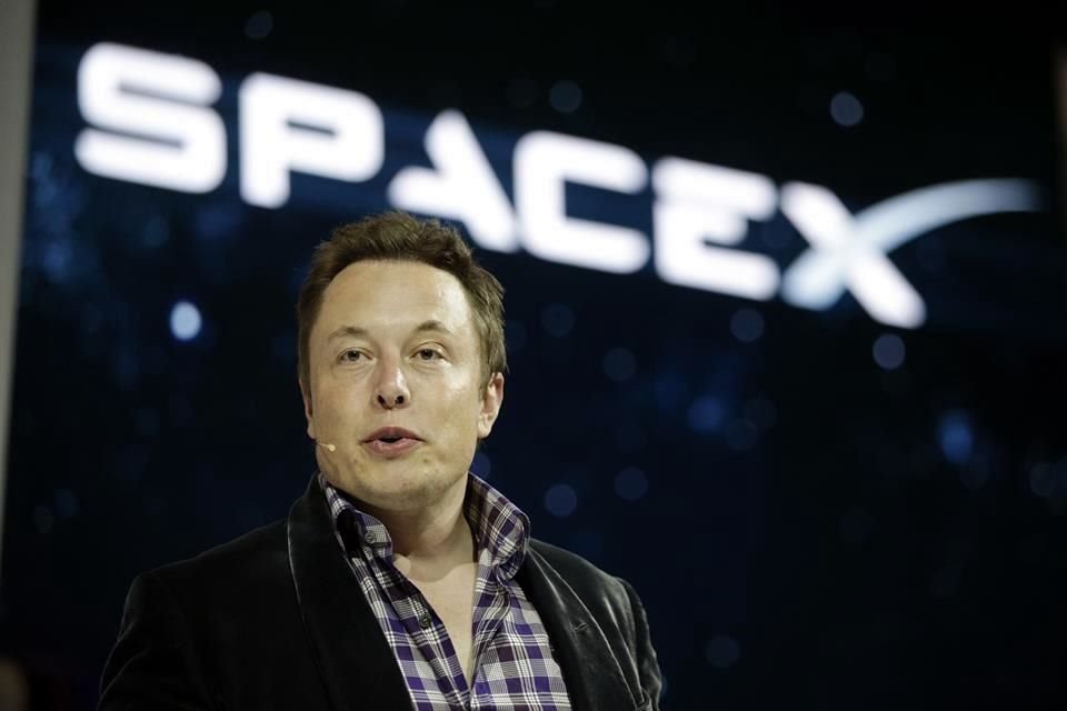 FILE - In this May 29, 2014, file photo, Elon Musk, CEO and CTO of SpaceX, introduces the SpaceX Dragon V2 spaceship at the SpaceX headquarters in Hawthorne, Calif.