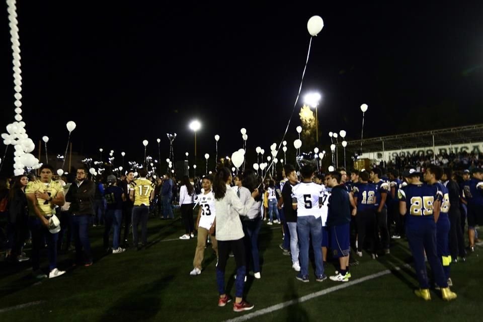 Tras una misa, decenas de jugadores pasaron a despedirlo y lanzaron globos blancos y metálicos al cielo.