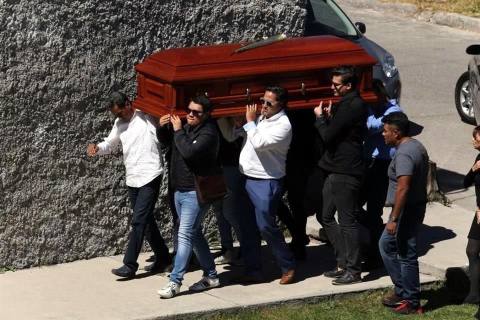 Familiares y amigos despiden a Zeferino Domínguez en Jardines del Recuerdo.