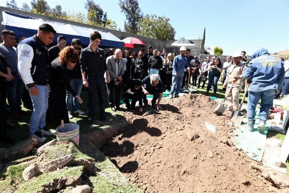 Entre sollozos y lanzando puños de tierra, sus padres, familiares y amigos lo despidieron. 