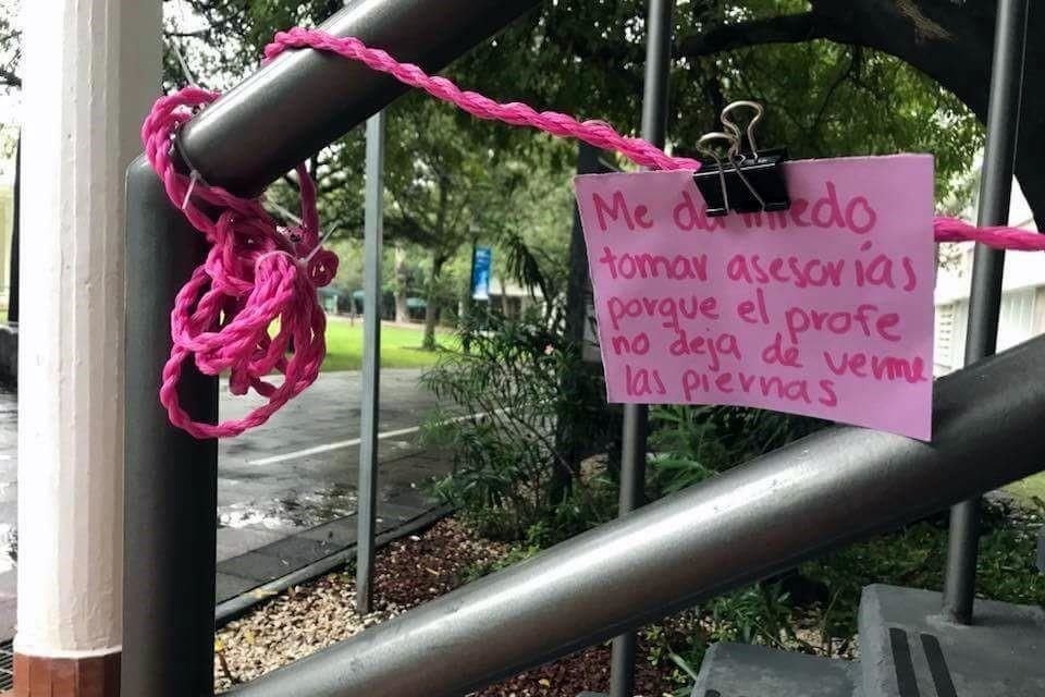 Tras revelarse acusaciones de alumnas del Tec de Monterrey contra maestro por acoso y abuso sexual, estudiantes colocaron dentro de la institución carteles con otros testimonios de hostigamineto.