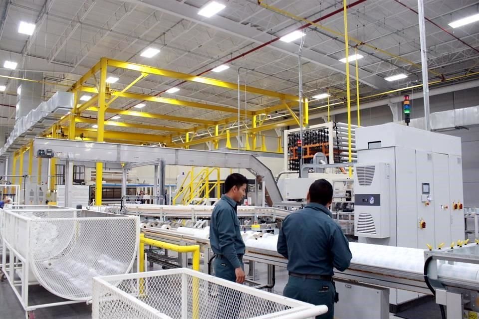El indicador de expectativas de los empresarios en cuanto a la producción en manufacturas subió 2.14 puntos.