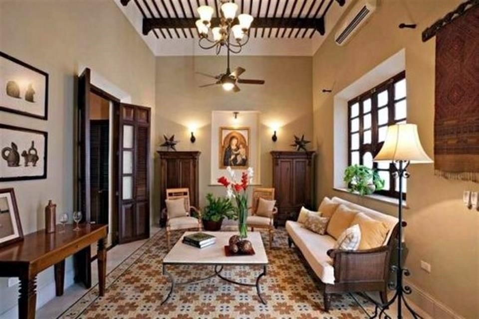 Incluir pisos de pasta en una habitación de techo alto y con vigas puede agregar cierto toque revolucionario a la decoración del espacio.