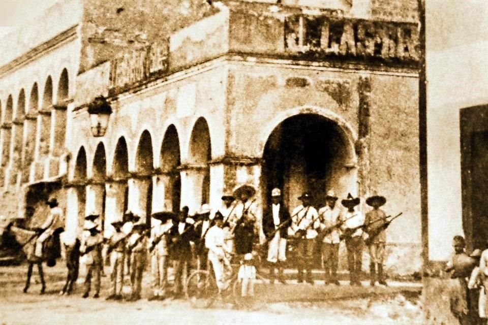 Revolucionarios en los portales, cerca de la Parroquia de Santiago Apóstol, en 1912.