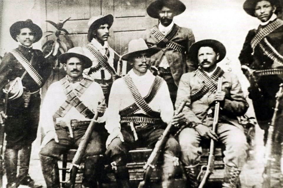 Coroneles y capitanes muestran sus armas en esta foto de 1915.