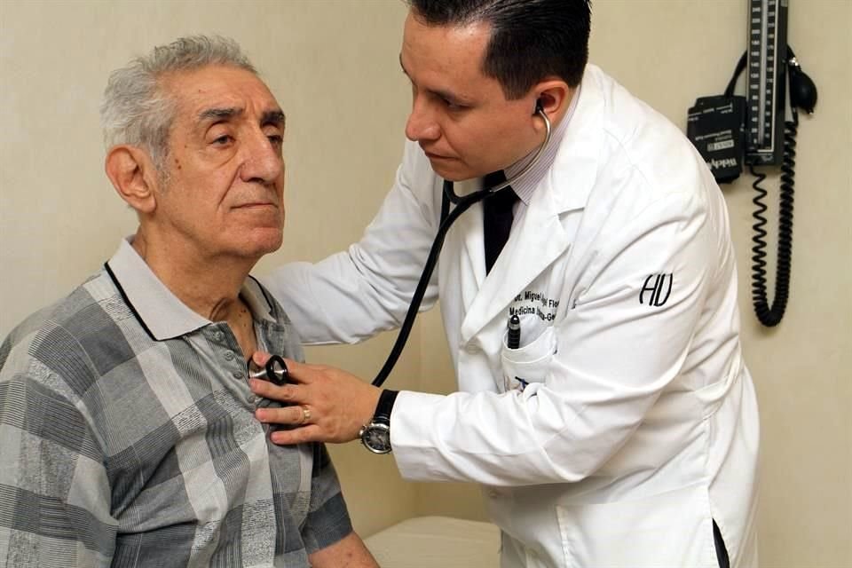 Geriatría en Hospital Universitario. Doctor, Miguel Angel Flores atiende a un paciente de la tercera edad.