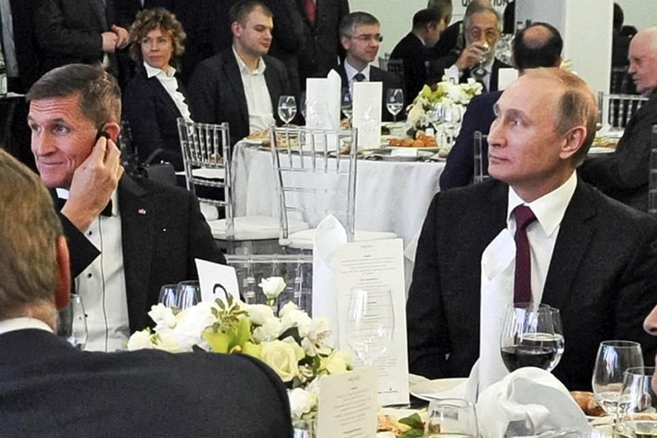 El ex asesor de Trump, Mike Flynn, y el Presidente Vladimir Putin compartieron mesa durante una cena en 2015.