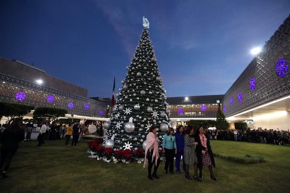 Por primera vez, en San Lázaro fue instalado un árbol de Navidad gigante.
