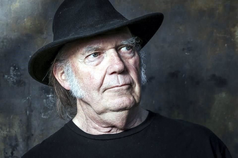 Neil Young inició su carrera a mediados de los años 60.