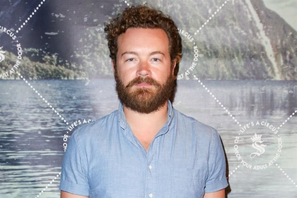 La actriz Bobbette Riales, quien salió con Danny Masterson, acusó al actor de violación; es la quinta mujer que lo denuncia.