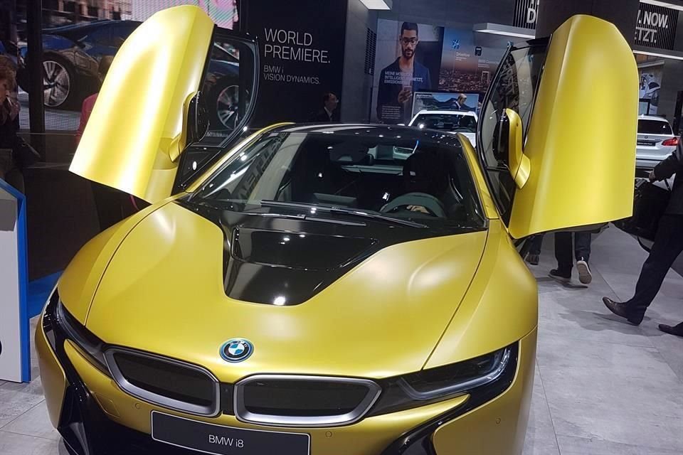 El i8 de BMW es uno de los autos eléctricos más lujosos del mundo pero también de los que ha desarrollado mayor alcance en distancia con una sola carga.