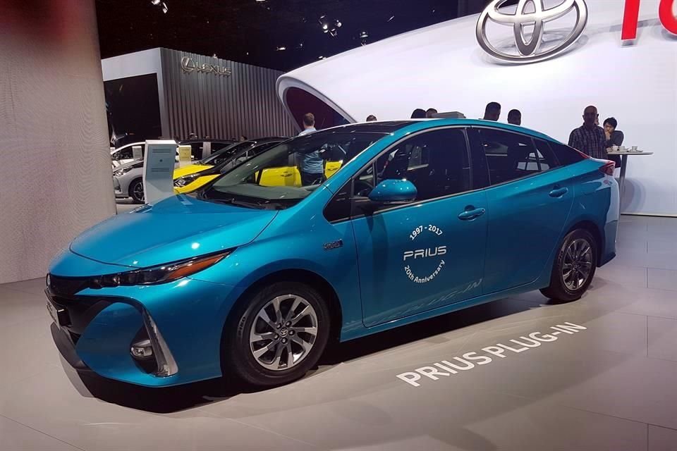 Nueva versión del Prius de Toyota, el automóvil híbrido más popular en el mundo, presentado en el Salón del Automóvil de Frankfurt 2017.