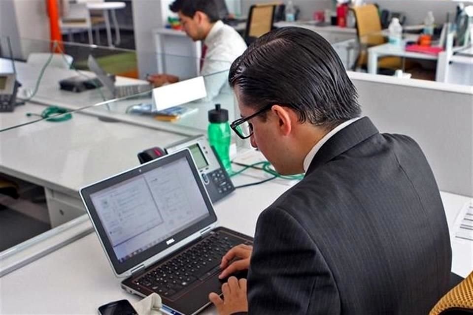 Rogelio Colmenares Páramo, recién nombrado titular de la ASF, es licenciado en Economía por la UNAM, mientras que su antecesor, Juan Manuel Portal, cuenta con licenciatura en Contaduría.