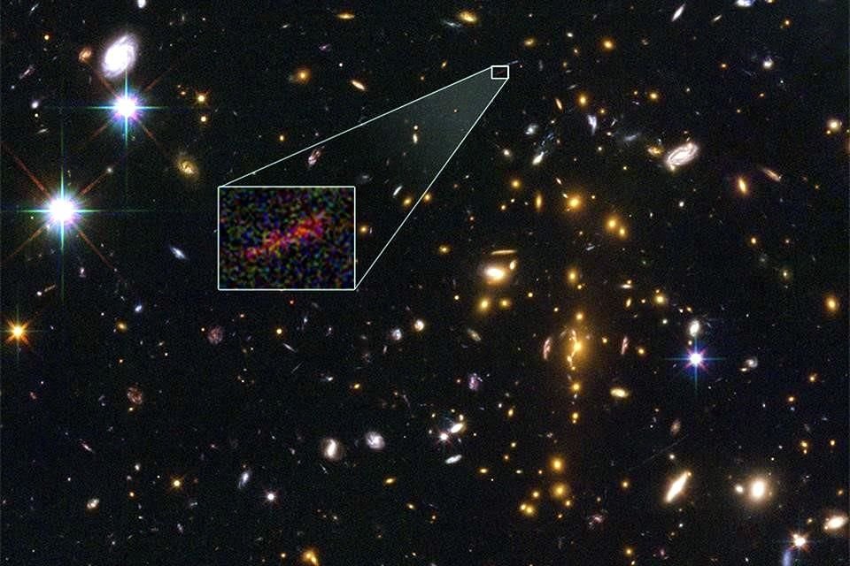 De acuerdo con la NASA, la galaxia embrionaria llamada SPT0615-JD existía cuando el universo tenía sólo 500 millones de años.