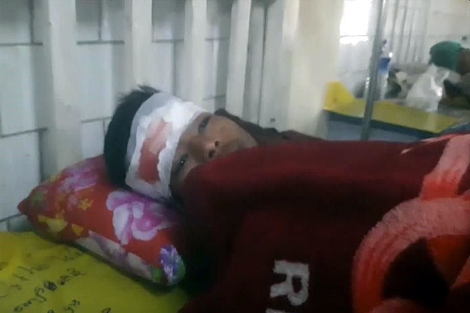Algunos manifestantes tenían impactos de bala en el abdomen y en las piernas y varios heridos fueron trasladados al hospital de Sittwe.