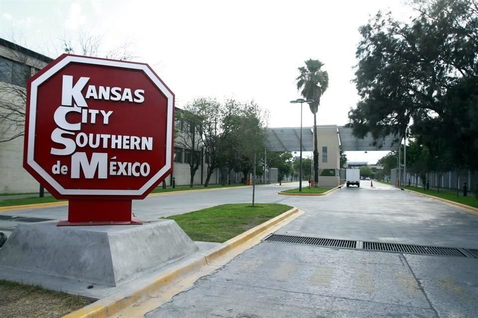 Los títulos de Kansas City Southern, que opera un corredor comercial del sistema de trenes mexicano y posee una vía entre Ciudad de México y Laredo, Texas, bajaban 6 por ciento.