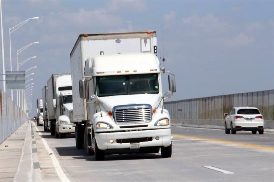 Este es el primero de cuatro tractocamiones vacíos que cruzaron a las tres de la tarde por el puente internacional Anzaldúas, que hasta hoy era exclusivo para vehículos ligeros.