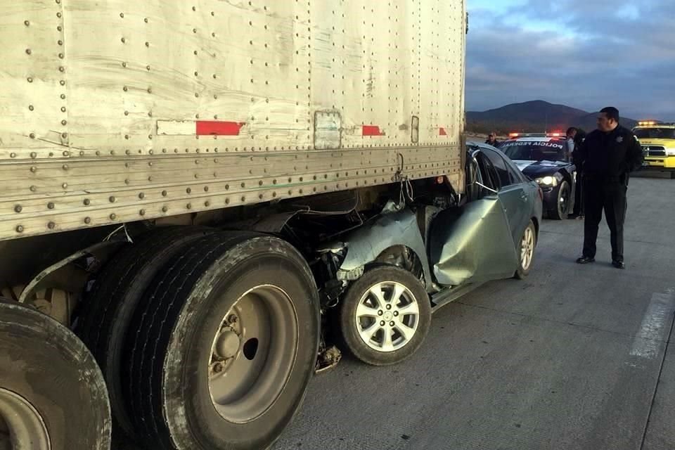 Cuando se encontraba en su día de descanso, un elemento de la Policía Federal murió al chocar por alcance contra la parte trasera de un tráiler, en Galeana.