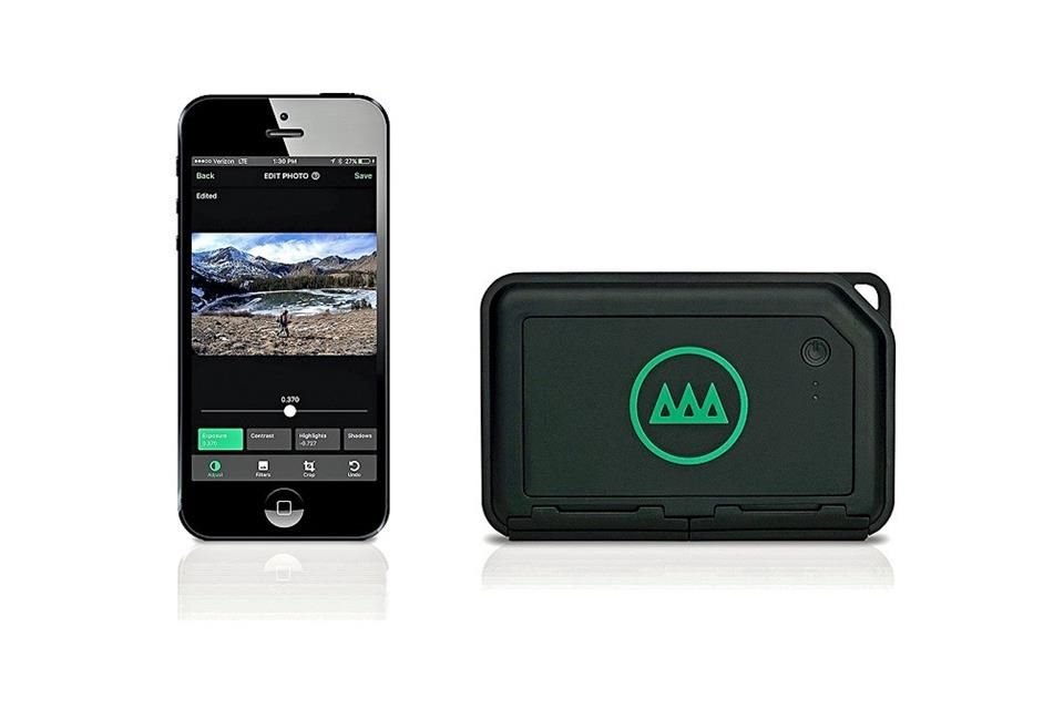 Gnarbox hace copia de seguridad en sus 128GB de almacenamiento y envía las fotos al celular mediante su WiFi para editarlas en la app disponible para iOS o Android.