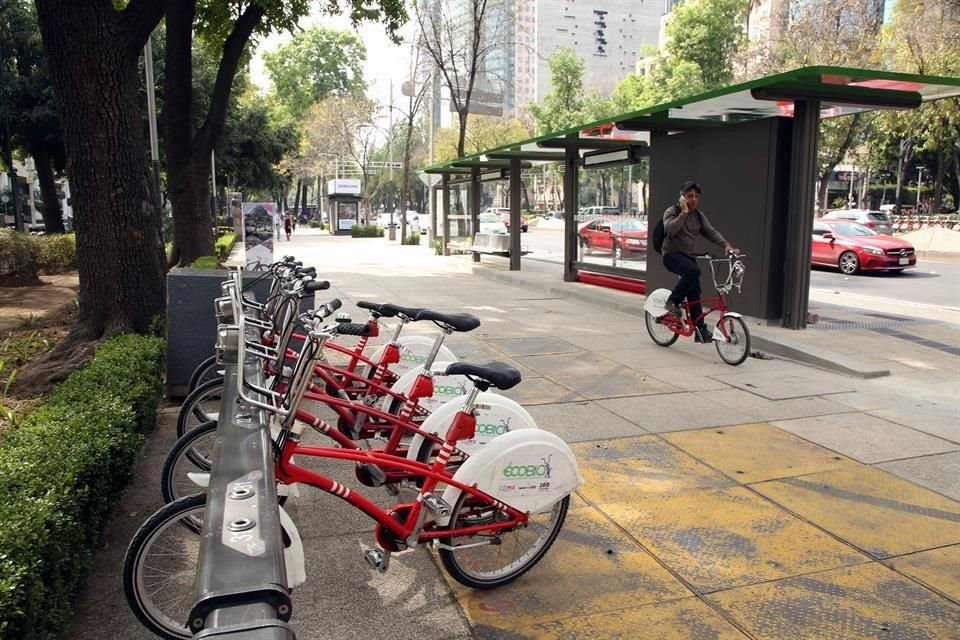 De acuerdo con un estudio publicado por #Ecobici, a raíz de la pandemia, la mayoría de los usuarios utiliza las bicicletas públicas como transporte para ir al trabajo o a la casa.